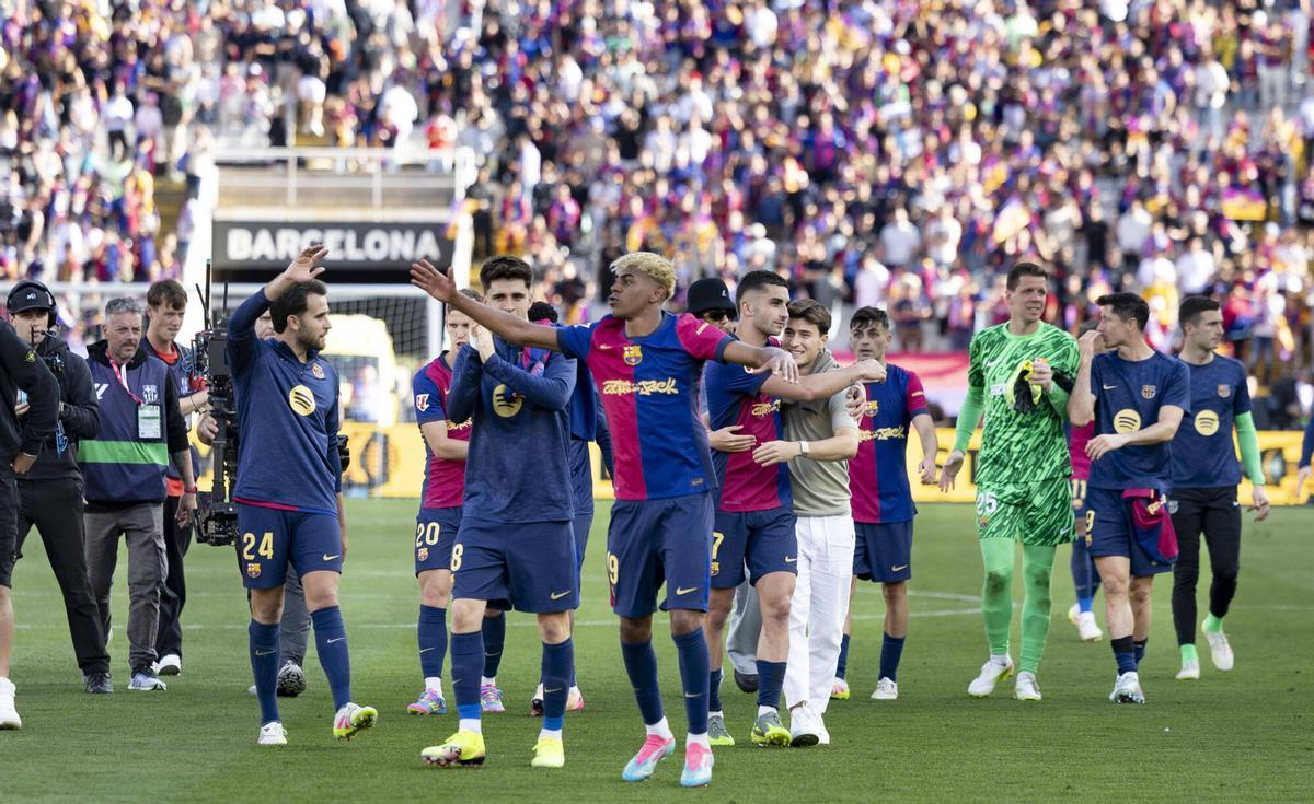 La plantilla azulgrana festejó con la grada de Montjuïc el triunfo en el clásico que deja LaLiga a tocar