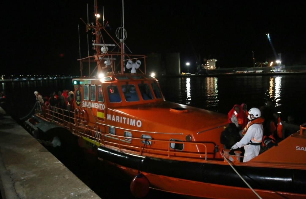 Desembarco en el Puerto de Málaga de los inmigrantes rescatados en una patera.