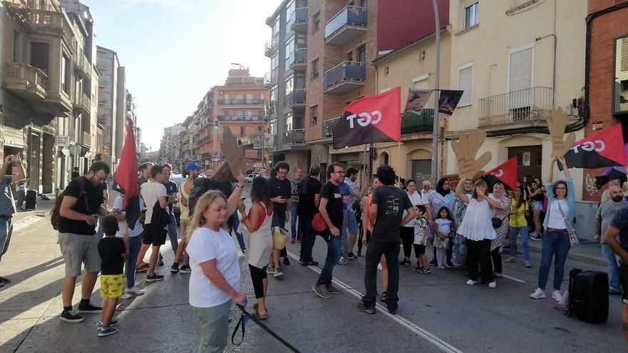 Un centenar de persones tallen la carretera de Vic per demanar millores laborals per a les vetlladores