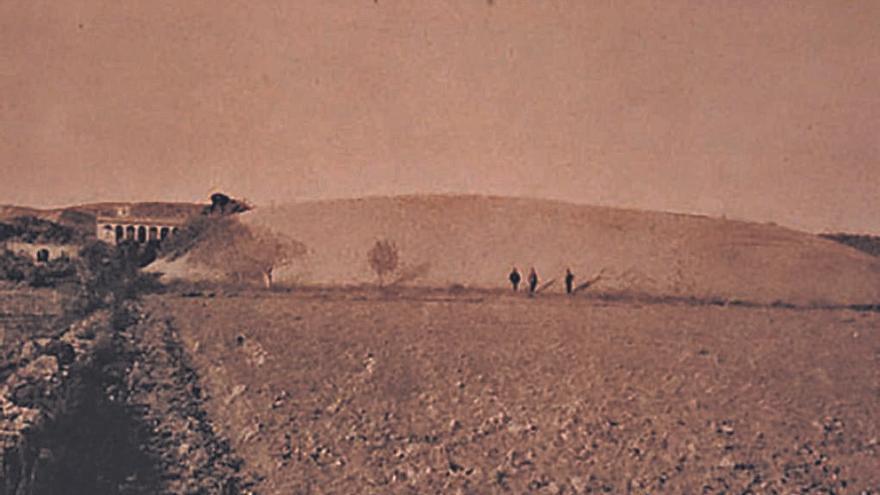 2 Una gran duna de sorra a tocar de l’Horta d’en Reixach, a Sant Martí d’Empúries, l’any 1902. |     