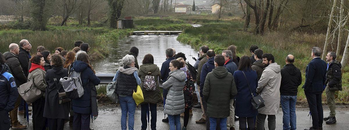 Visita de los asistentes a la jornada a uno de los ríos sobre los que se intervino. |  FdV