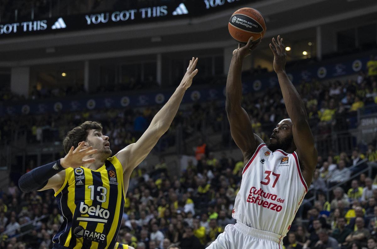 Ojeleye en una acción del partido