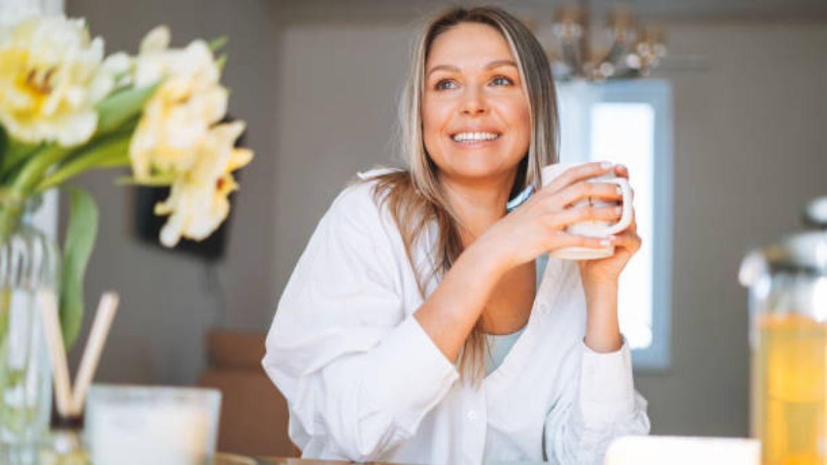 Una persona tomando una infusión