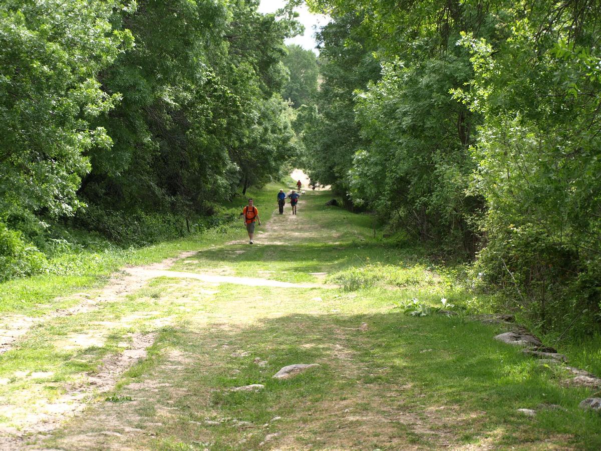 Baños de Montemayor invita al viajero a recorrer sus senderos.