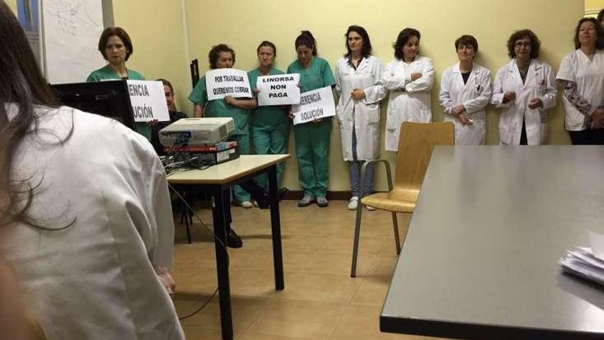 Un grupo de trabajadoras realizó ayer una primera protesta. // Faro