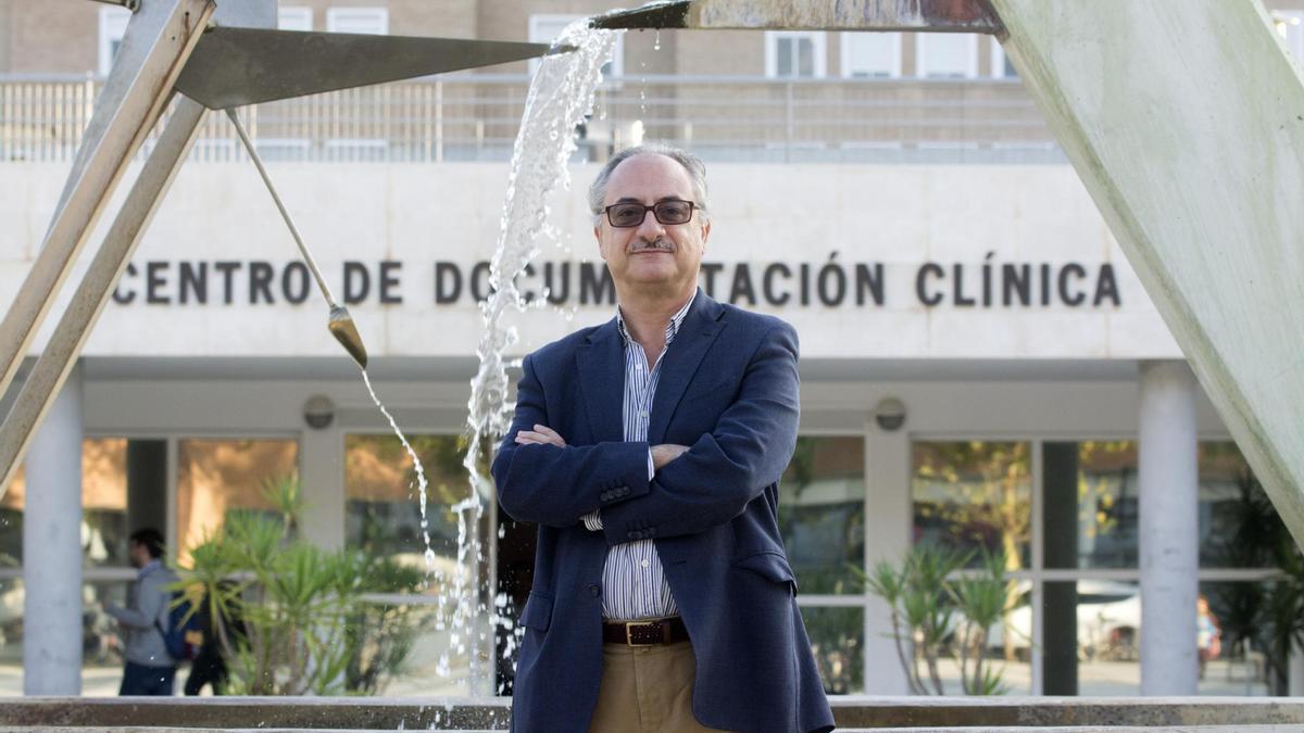 José Antonio Guerrero Durán trabaja en el Hospital Virgen del Rocío. / Manuel Gómez