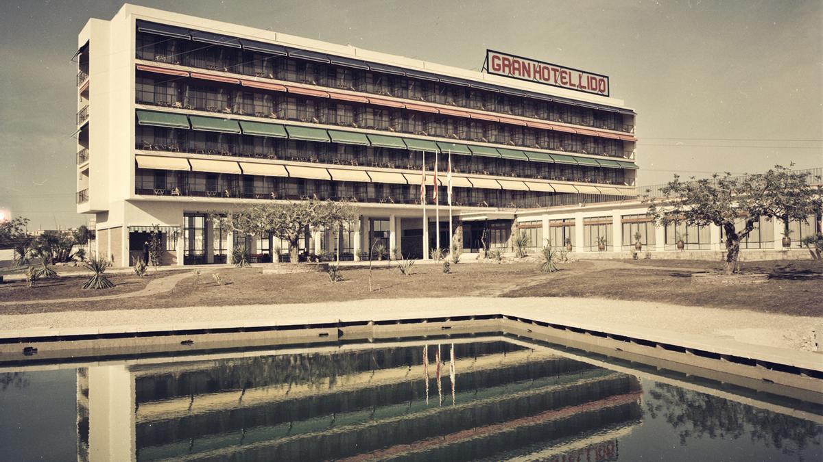 El Hotel Lido y su piscina, en una imagen de los años 70.