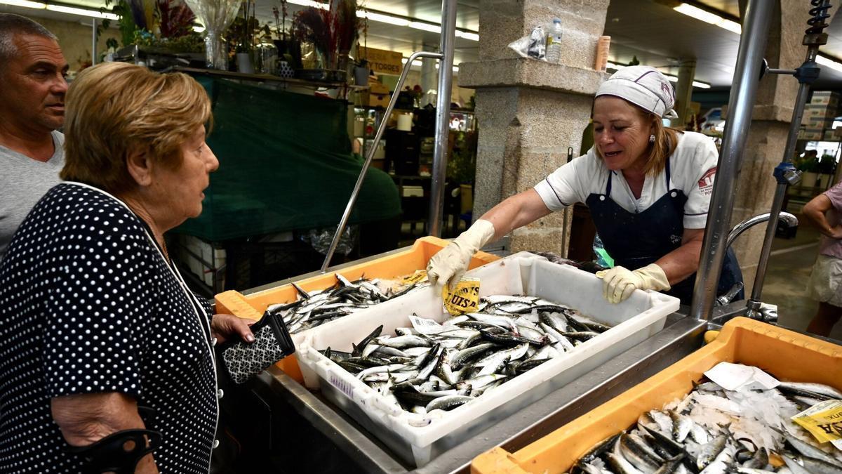 En el puesto de Mari en el Mercado se reciben desde hace días pedidos de sardinas.