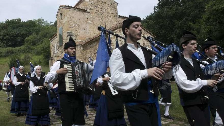 La banda de gaitas, durante la jira del pasado año.