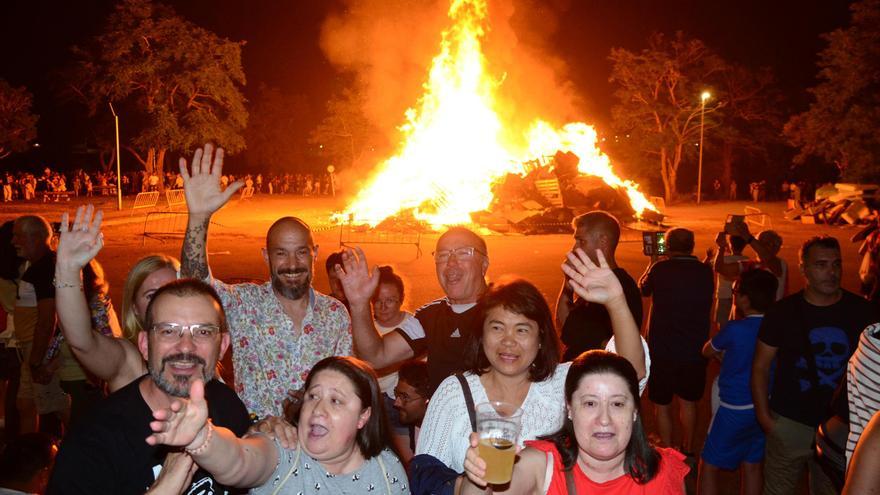 Meira iluminó el San Juan con una gran hoguera en Samertolaméu