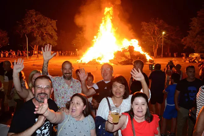 Meira iluminó el San Juan con una gran hoguera en Samertolaméu