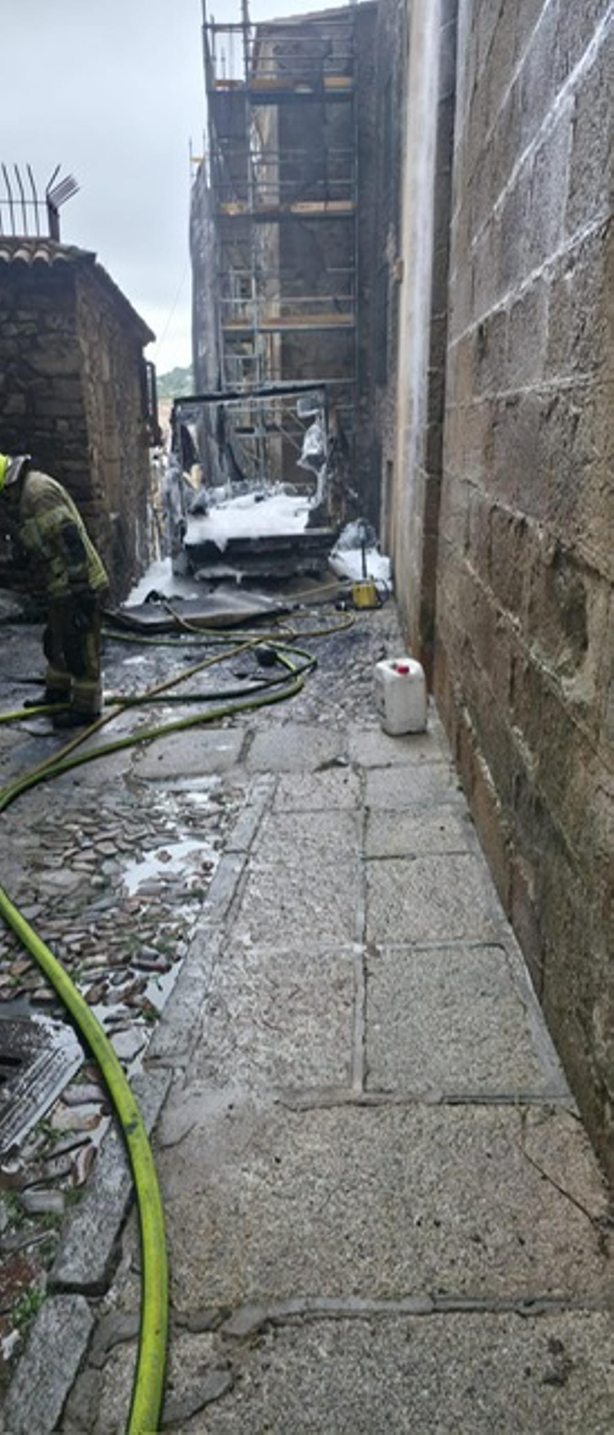 Fotogalería | Imágenes del incendio de una furgoneta en plena ciudad monumental del Cáceres