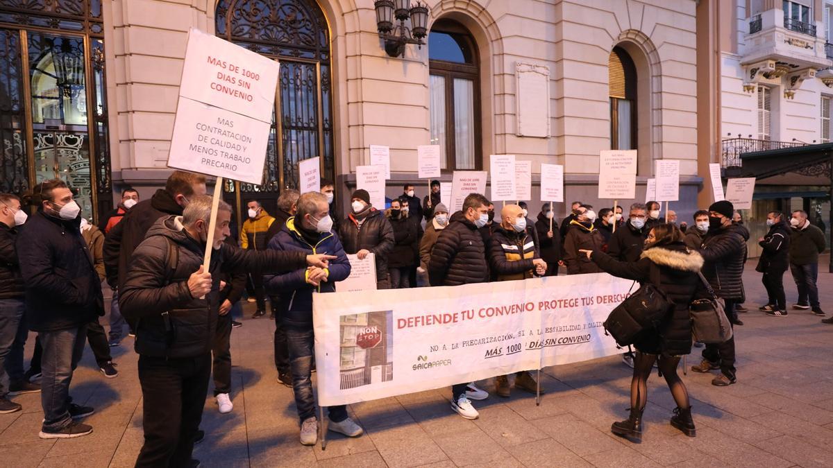 Una protesta de los trabajadores de Saica, hace medio año en el centro de Zaragoza.
