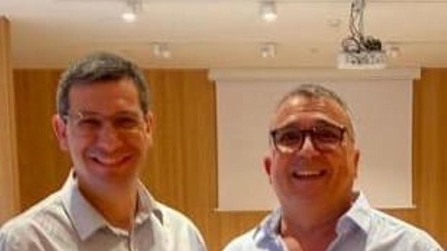 Daniel García, izquierda, junto al presidente saliente, Jordi Puiguriguer