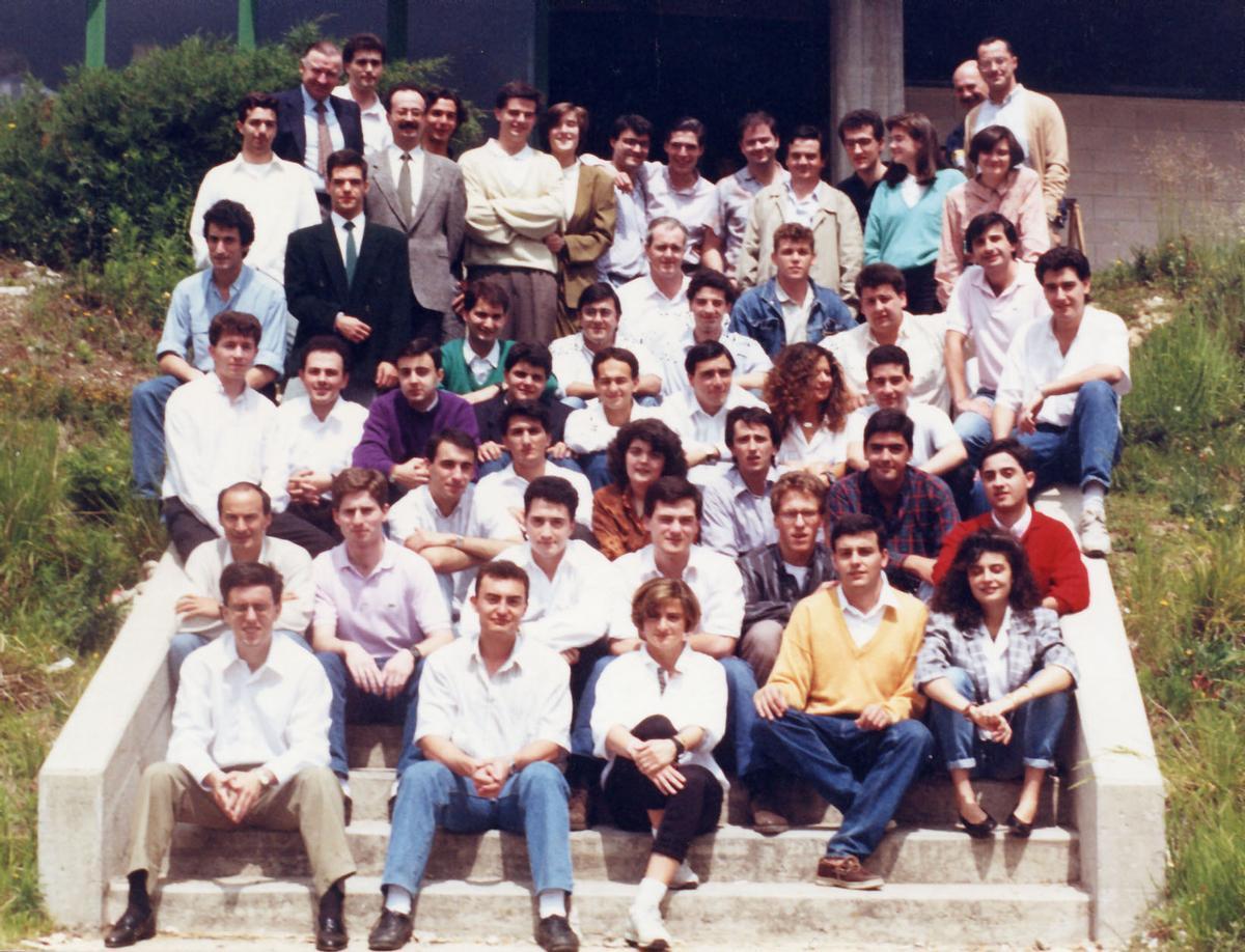 Foto de la primera promoción de Ingeniería de Telecomunicación de la UVigo en 1990 y de sus profesores. Carmen aparece en el centro de la tercera fila desde abajo.