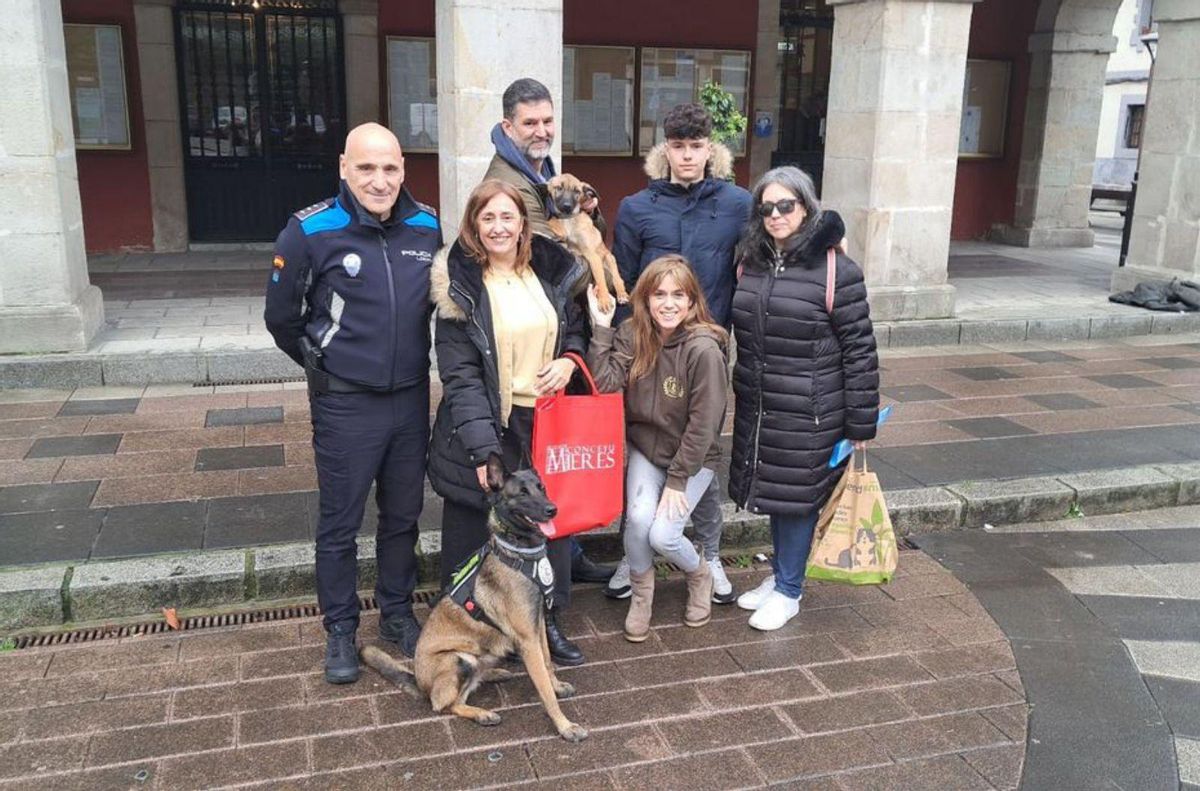 Braian y su nueva familia, junto a Rafa Carramal, Nuria Ordóñez, Ana Núñez y, en primer térmico, Yuma, perra de rastreo ya retirada. | FIRMA