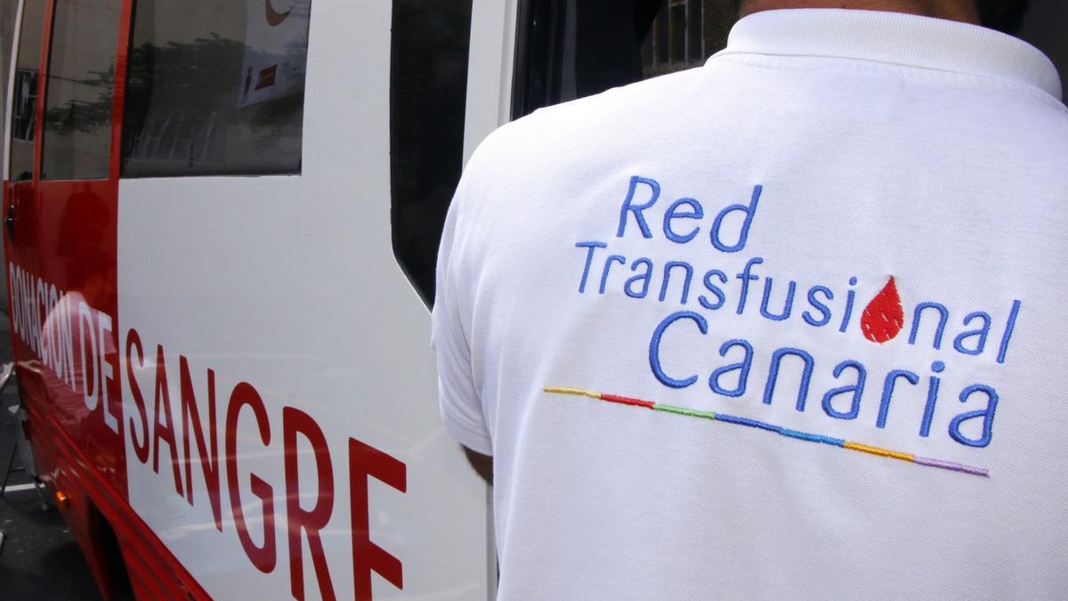 Un trabajador en una de las unidades móviles del banco de sangre de Canarias