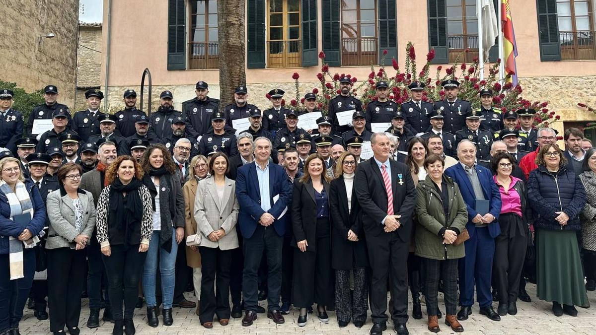 Entregan 81 distinciones a policías locales de las islas | CAIB