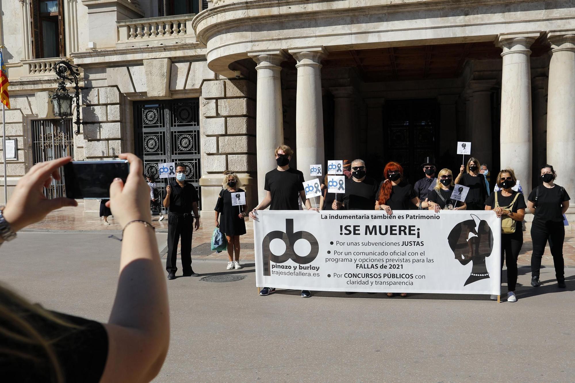 Manifestación de profesionales de la indumentaria tradicional valenciana.