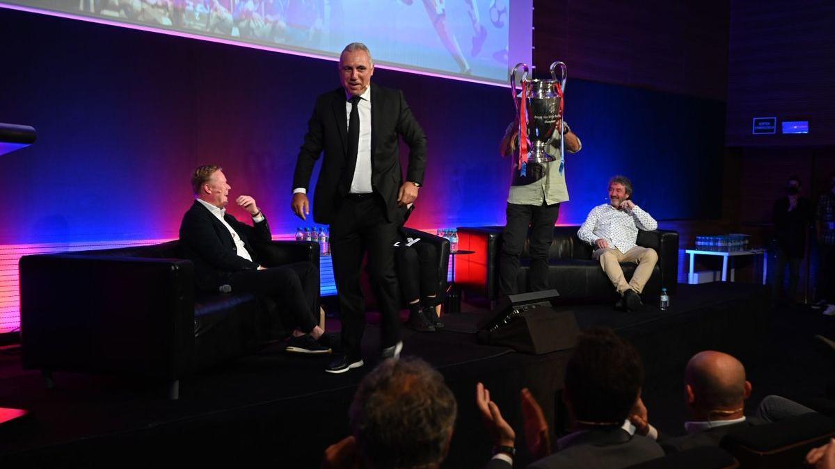 Stoichkov entrega a Alexanco la Copa de Europa para que la levante ante las risas de Koeman.