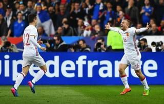 'La Roja' vuelve a sonreír y gana gracias al videoarbitraje