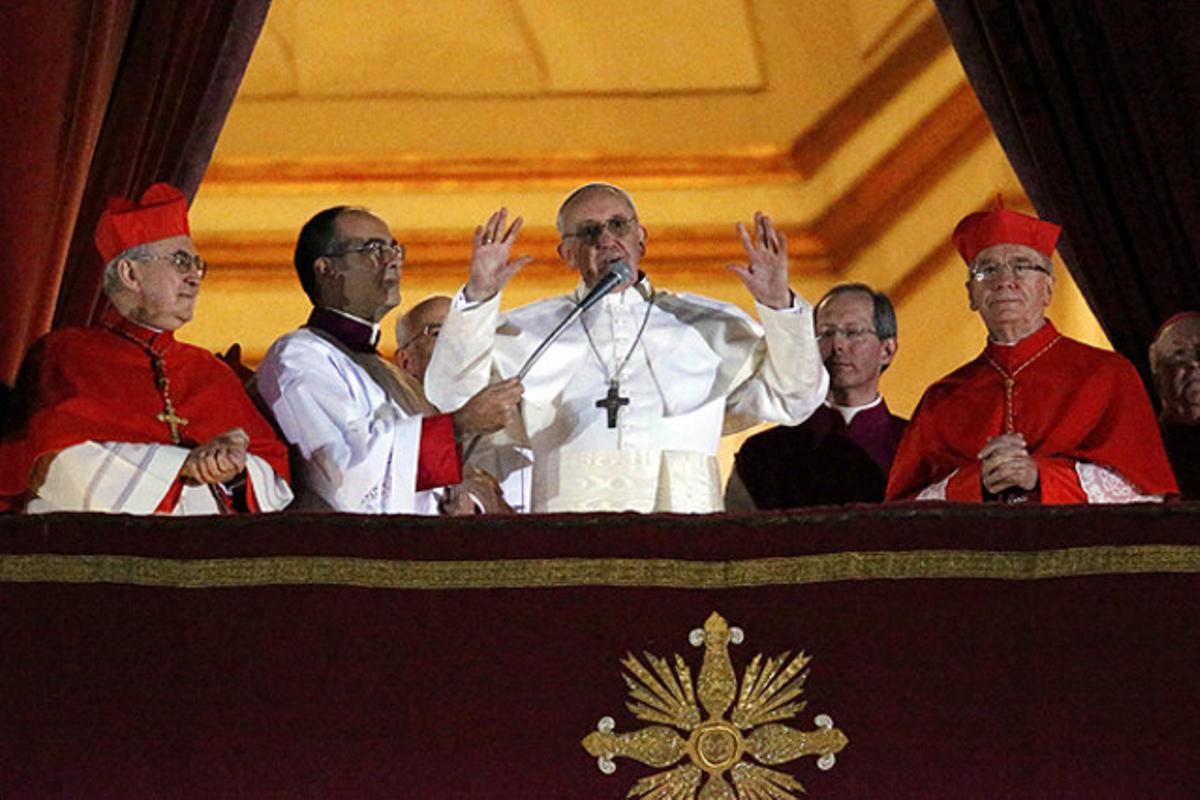 Francesc I apareix al balcó de la basílica de Sant Pere.