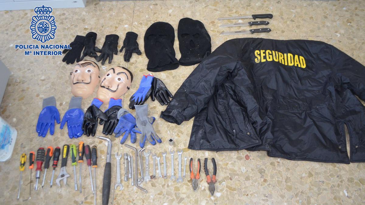 Objetos intervenidos por la Policía Nacional tras la operación realizada en Molina de Segura.