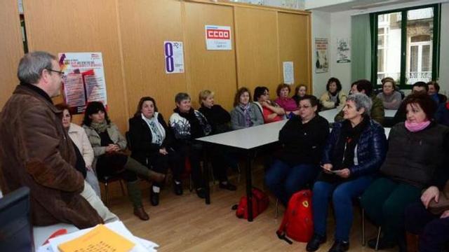 Las trabajadoras de Cuca se reunieron ayer por la tarde en asamblea.  // Noé Parga