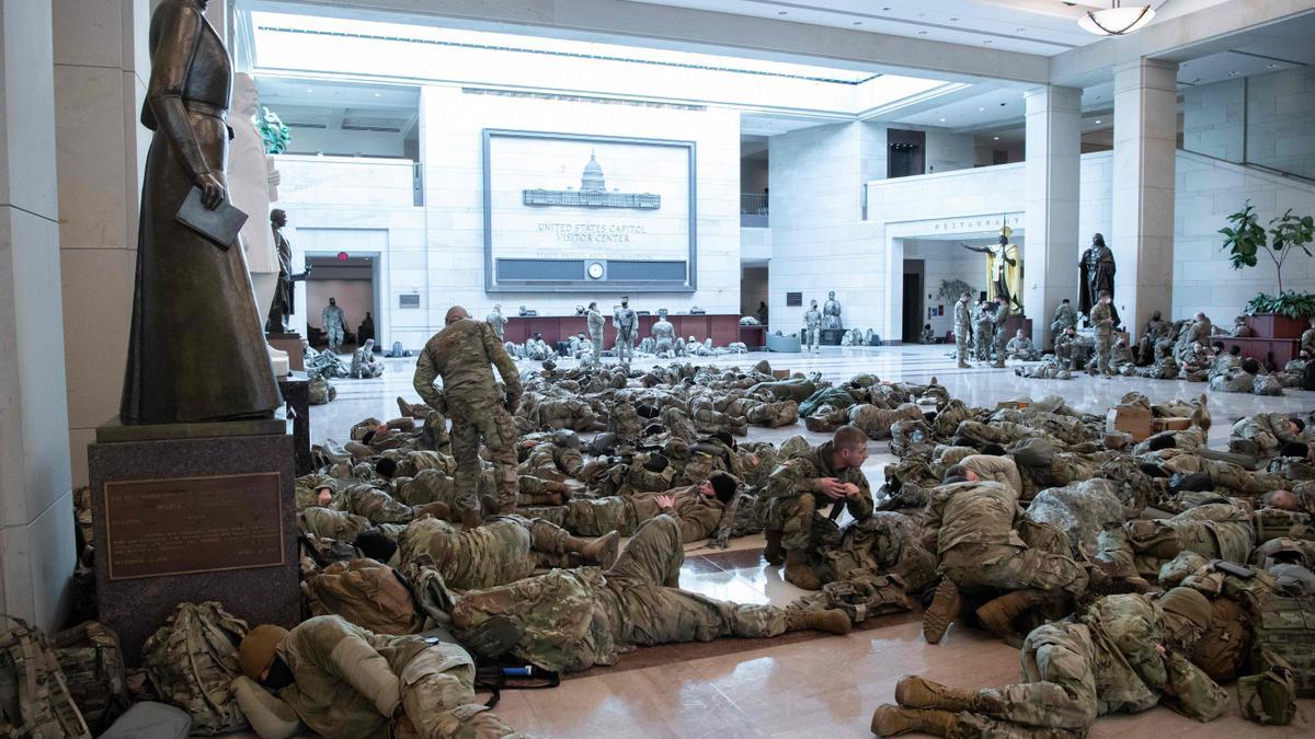 Guardias nacionales estadounidenses durmiendo en el suelo del Capitolio tras el asalto