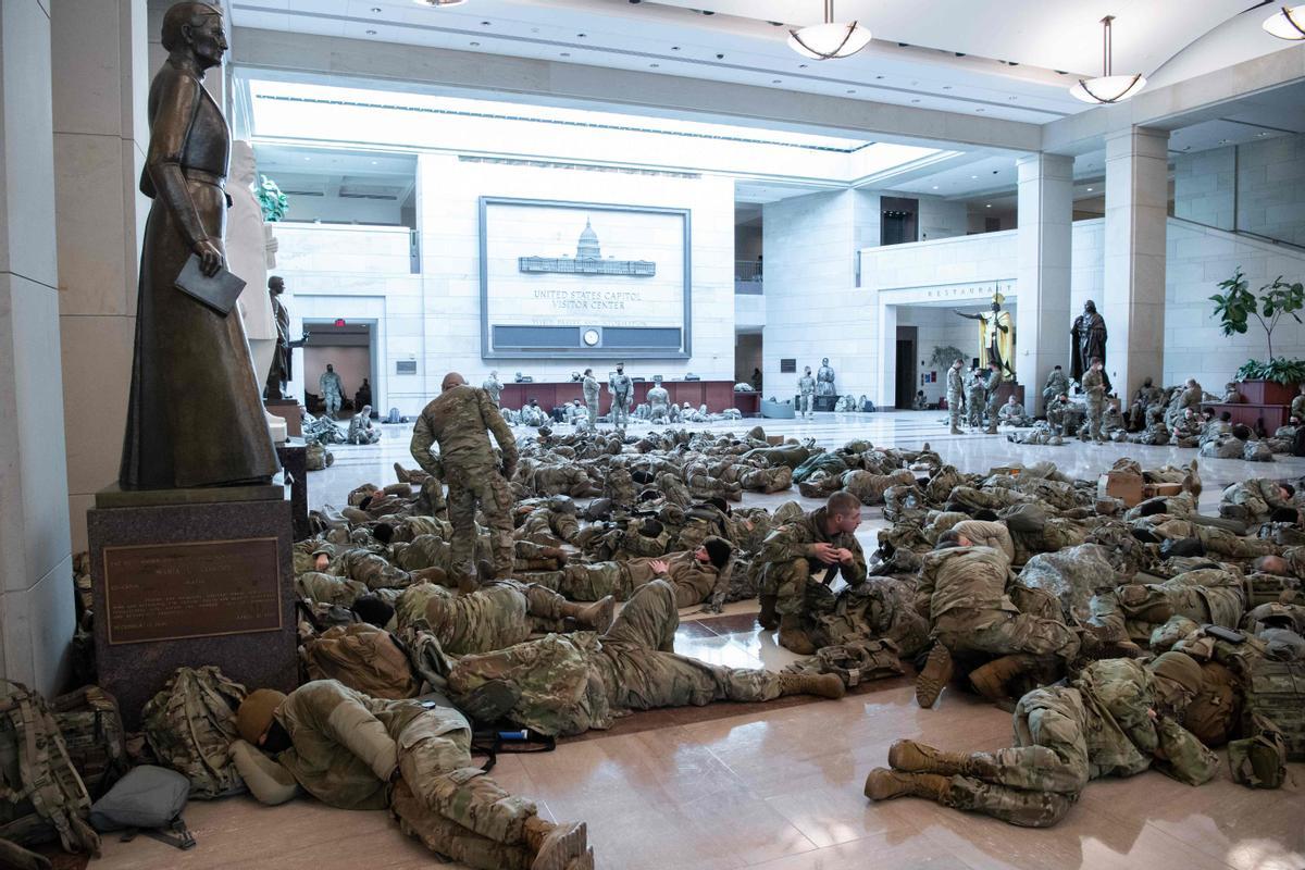 Guardias nacionales estadounidenses durmiendo en el suelo del Capitolio tras el asalto