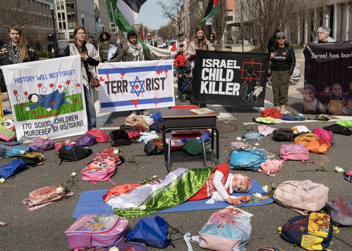 Un grupo de personas se manifiesta recreando el asesinato de una escolar iraní en las cercanías de la Casa Blanca el 14 de marzo.jpg