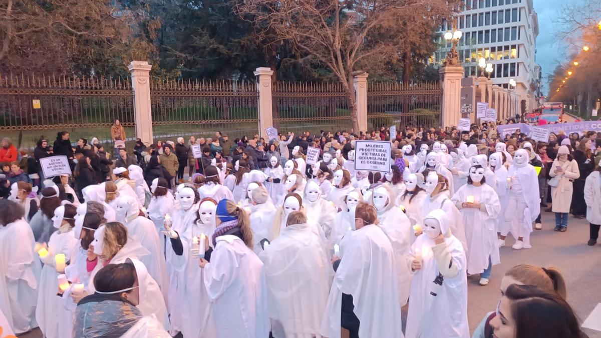 Mujeres vestidas de blanco que representan a las mujeres asesinadas.