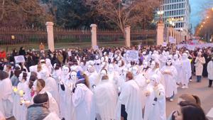 Mujeres vestidas de blanco que representan a las mujeres asesinadas.