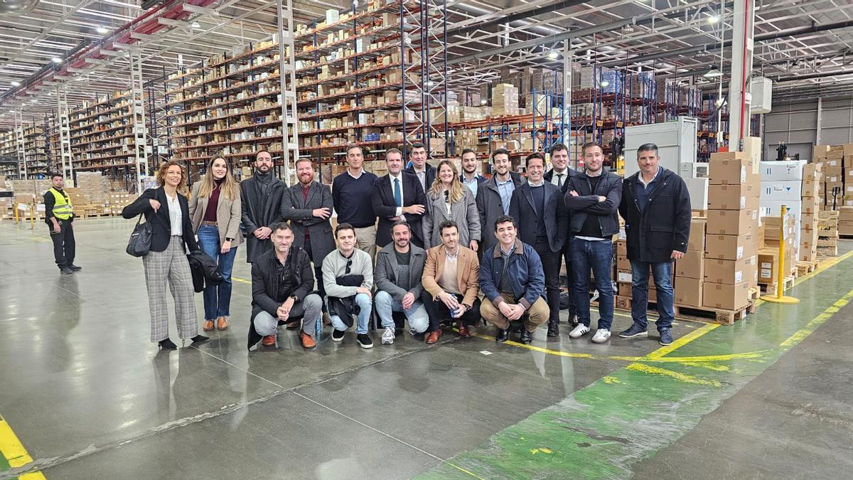 Visita de una delegación de la AJE a las instalaciones de Hefame.