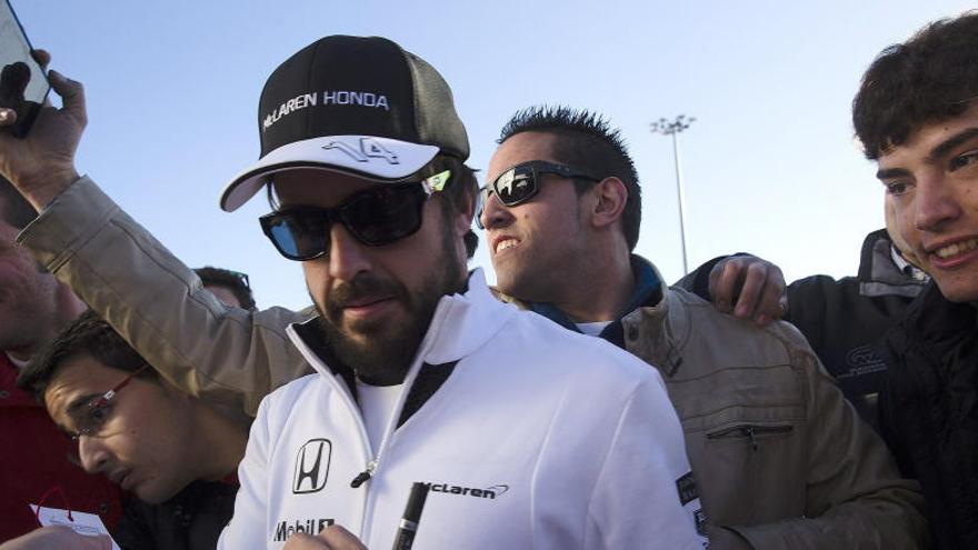 Fernando Alonso firma autógrafos en Jerez.