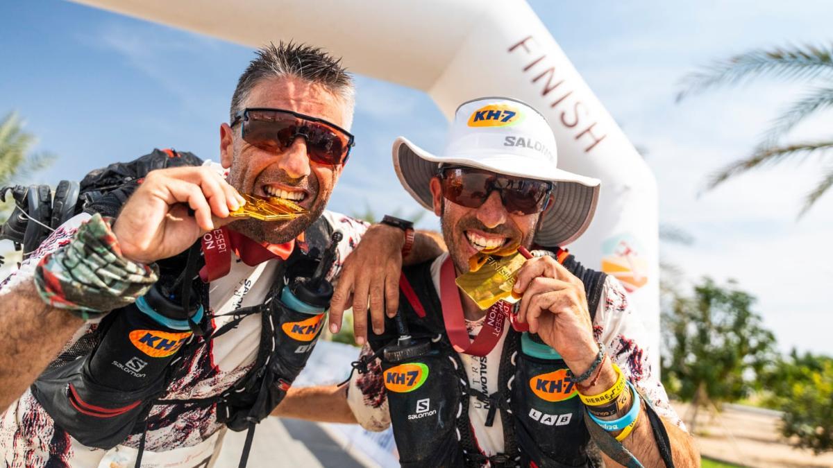 Pol Makuri y Albert Jorquera, tras pasar por la línea de meta en la Oman Desert Marathon
