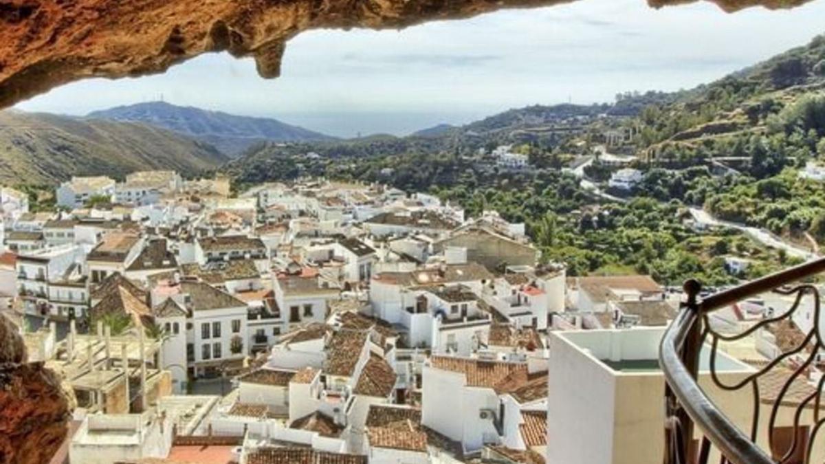 Vista panorámica del casco histórico de Ojén, desde una de las cuevas que existen en sus proximidades.