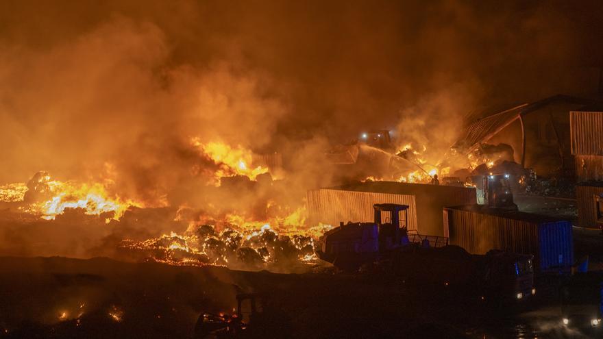 Los bomberos consiguen controlar el incendio en el vertedero de Lanzarote