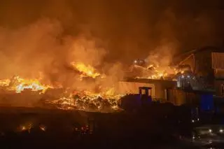 Los bomberos consiguen controlar el incendio en el vertedero de Lanzarote