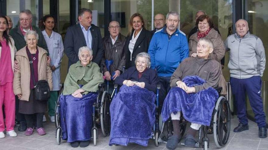 Carmela Silva visita a los internos de la residencia de Silleda. La presidenta de la Diputación, Carmela Silva, aprovechó la inauguración de la humanización del entorno de la residencia trasdezana para hacerles una visita a los internos del geriátrico y del centro de día. Este complejo funciona desde mayo del año pasado, bajo la gestión de la empresa Coviastec. Silva recorrió las dependencias de un complejo que cubre una demanda histórica del municipio. Bernabé/Ana Agra