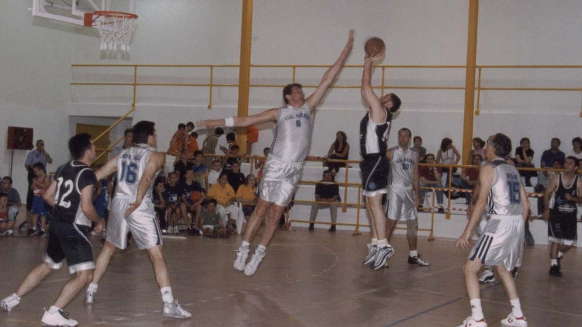 Romay y Emilio en un partido del CB Genovés y el Real Madrid en 2003.