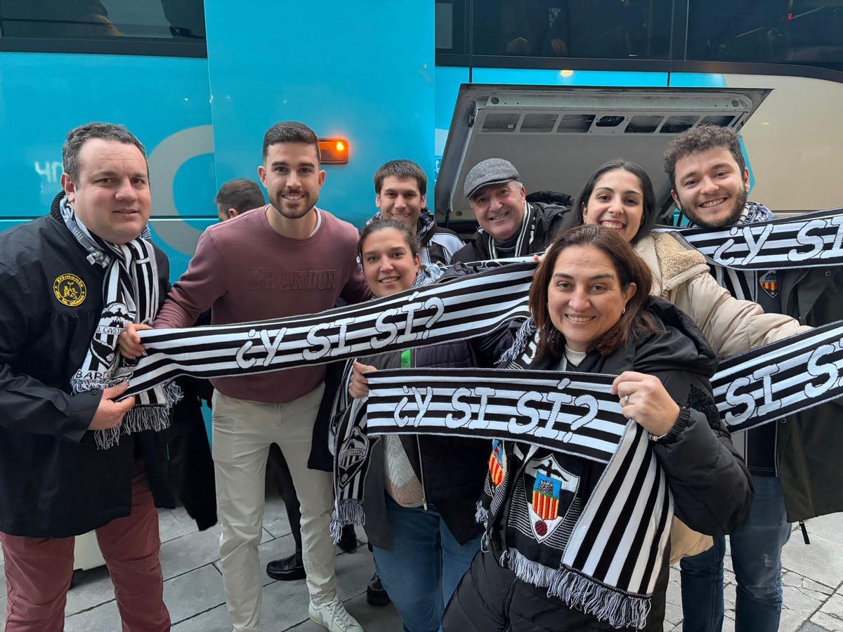 Orelluts, junto a Diego Barri, con la bufanda del ¿Y si sí?