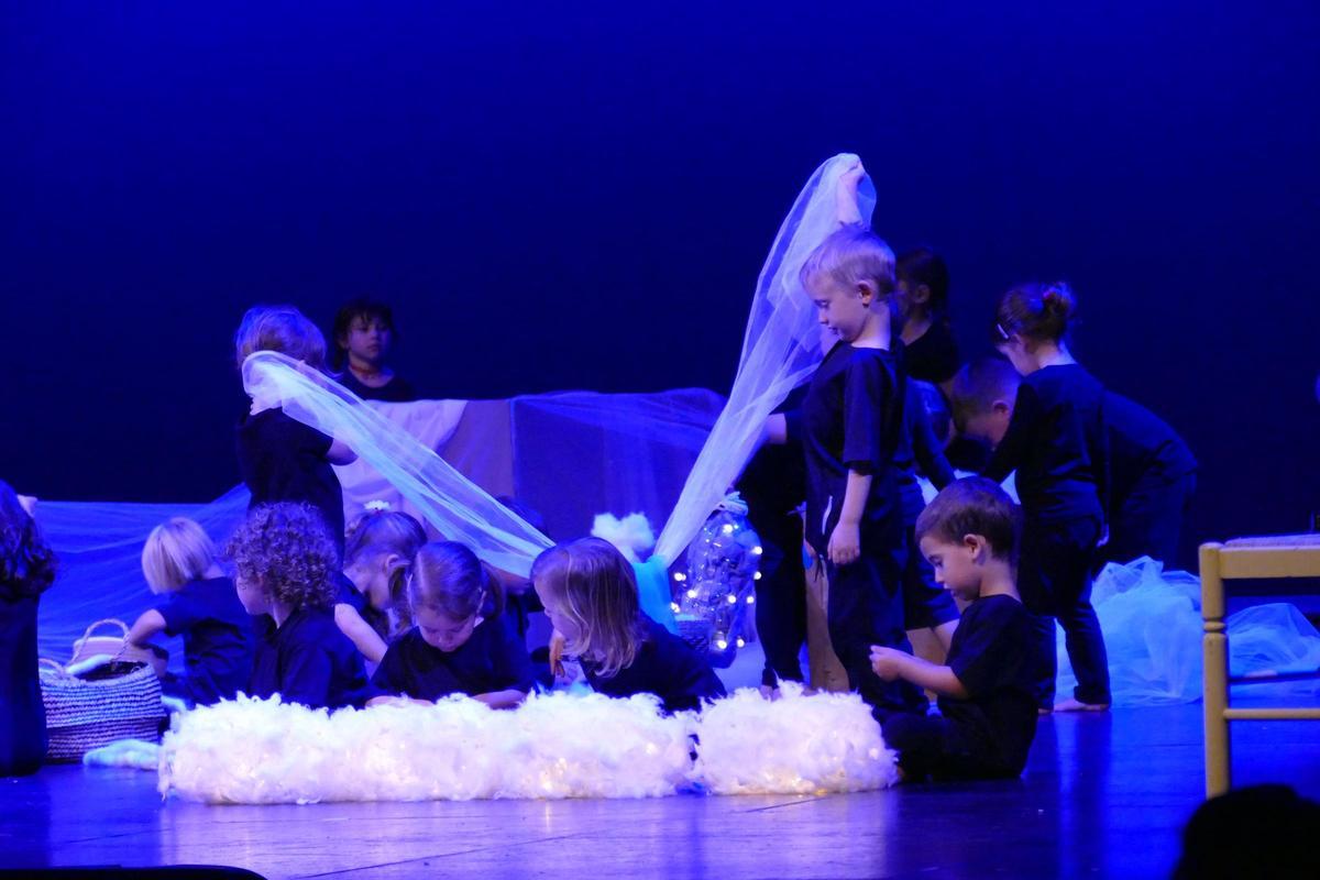 EN IMATGES | L'alumnat de la ZER Empordà presenta el seu projecte 'Origen. Un viatge a la pell de tot el que som’ al Teatre El Jardí