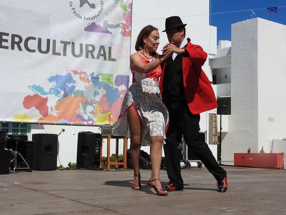 Más de 1.000 personas participan en la Fiesta Intercultural de Formentera que reunió a los residentes en la plaza de Europa en es Pujols.
