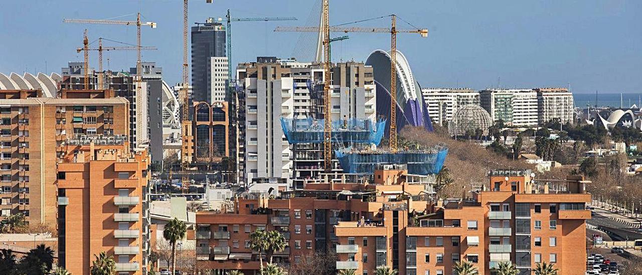 La recuperación económica  duplica la llegada de extranjeros y el retorno de valencianos