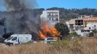 Nuevo incendio en la Marina: arde un solar urbano en Xàbia