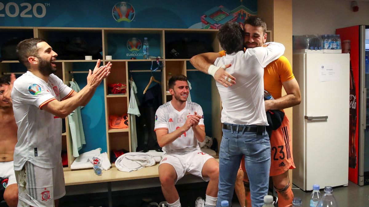 Luis Enrique (2-d), abraza al portero Unai Simón (d) en presencia de Jordi Alba (i) y Aymeric Laporte.