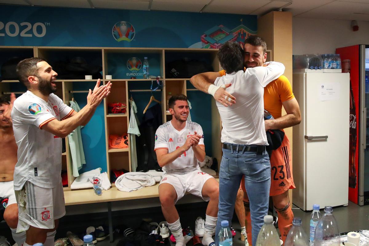 Luis Enrique (2-d), abraza al portero Unai Simón (d) en presencia de Jordi Alba (i) y Aymeric Laporte.
