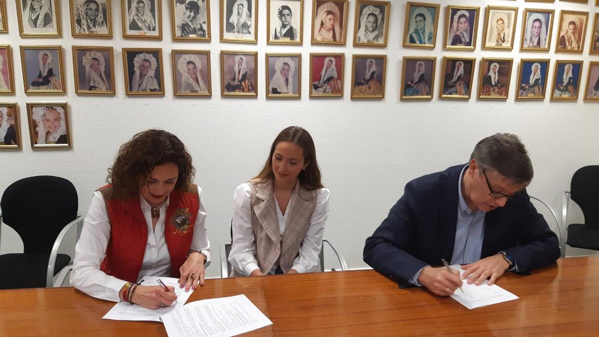 Un momento de la firma del convenio entre la Federació y Aguas