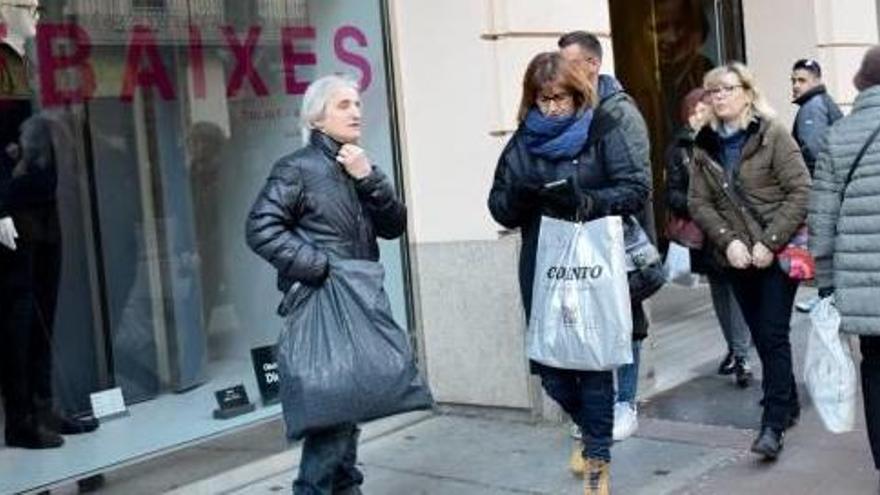 Els consumidors es gastaran una mitjana de 97 euros en moda per les rebaixes